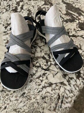 Skechers Black & White Strappy Sandals Outdoor Lifestyle/Arch Comfort Size 10